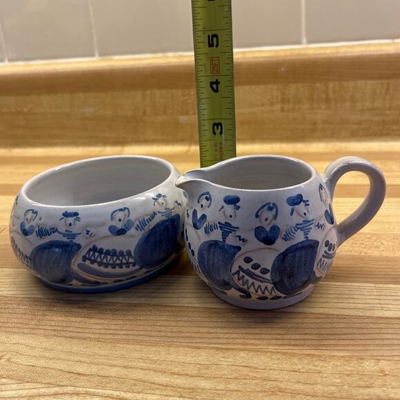 Hand Painted Blue & White Dutch Maidens Creamer and Sugar Bowl Set Artist Signed - Picture 6 of 6